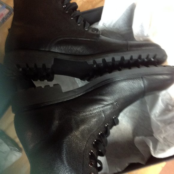 Bloomingdale's Men's Black Leather CapToe Boots - 11 -  New in Box - Picture 2 of 13